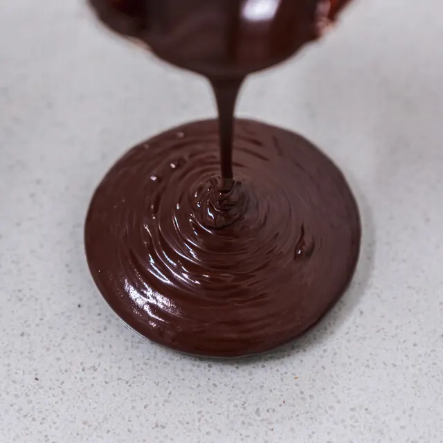 Chocolate funcional manipulado sendo moldado no laboratório da Amora