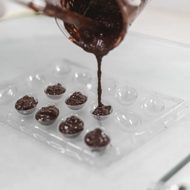 Chocolate funcional sendo vertido nas formas