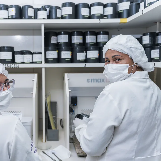 Farmacêuticas da Amora no laboratório de manipulação