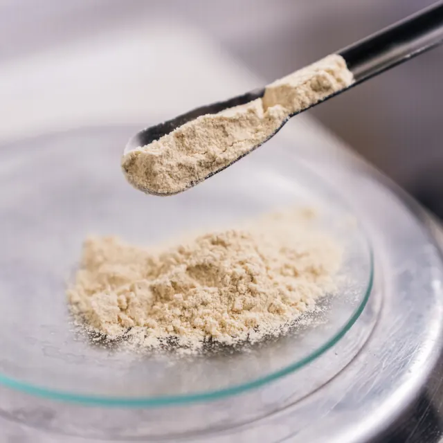 Pesagem de ativo farmacêutico em balança de precisão