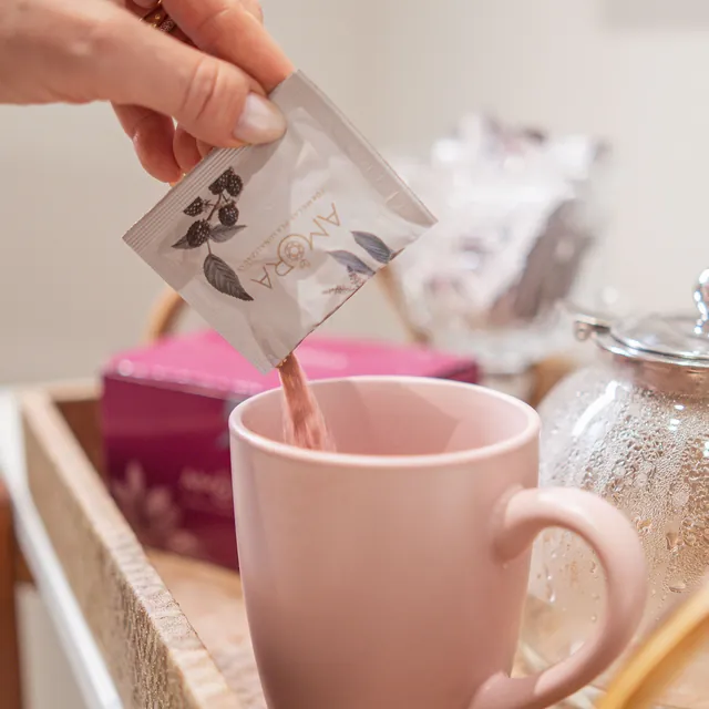Sachê Amora sendo dissolvido em caneca