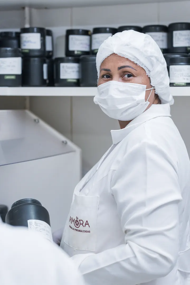 Farmacêutica da Amora no laboratório de manipulação