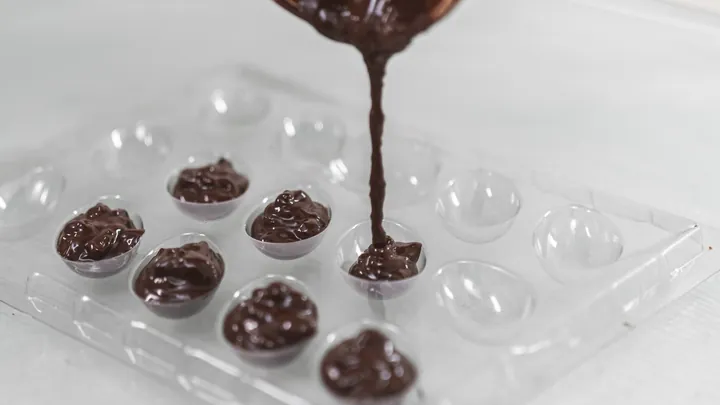 Chocolate funcional sendo vertido nas formas