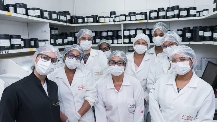 Equipe farmacêutica da Amora no laboratório